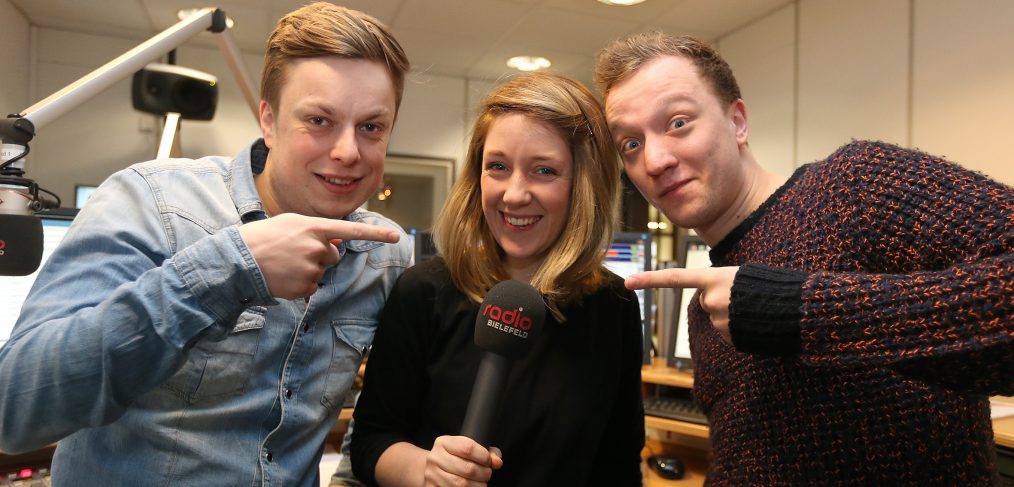 Joris (r.) besucht Radio Bielefeld, um den wahren Joris (Gräßlin) zu treffen, Moderatorin Annika Pott ist begeistert. Foto: Neue Westfälische/Wolfgang Rudolf